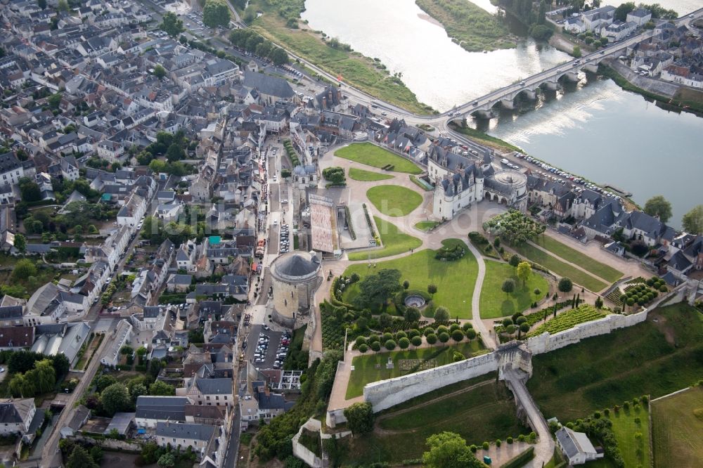 Amboise von oben - Burganlage des Schloss Chateau Royal d'Amboise in Amboise in Centre-Val de Loire, Frankreich