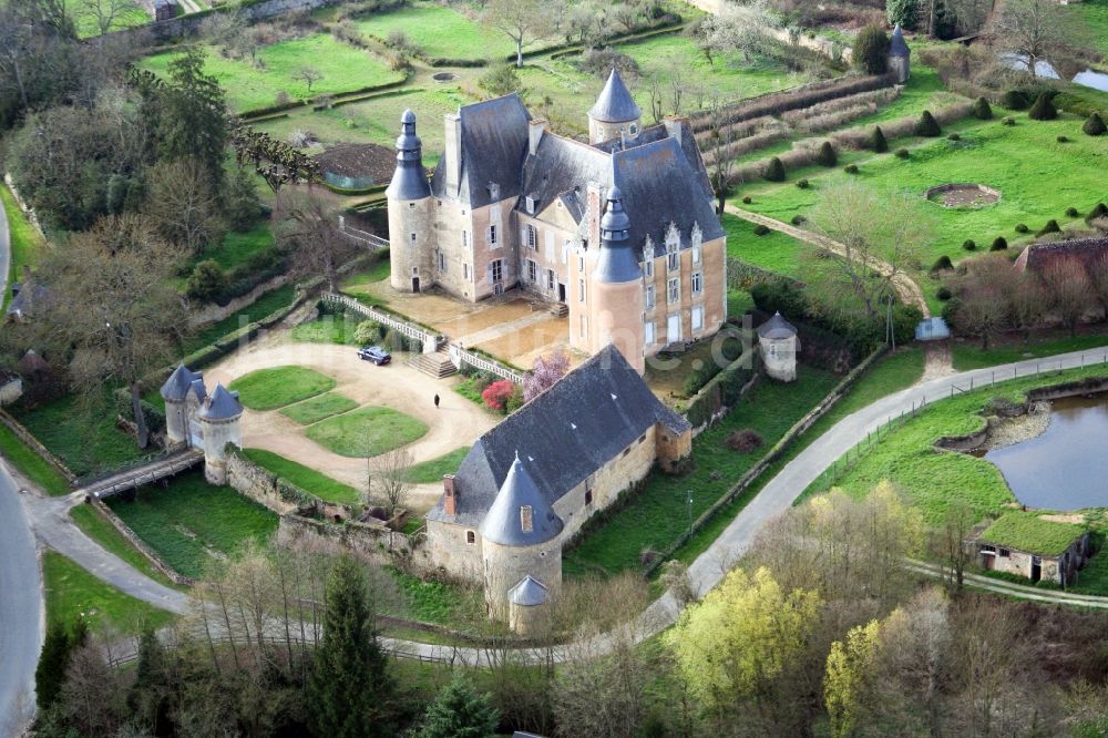 Semur-en-Vallon aus der Vogelperspektive: Burganlage des Schloss Le Chateau de Semur-en-Vallon in Semur-en-Vallon in Pays de la Loire, Frankreich