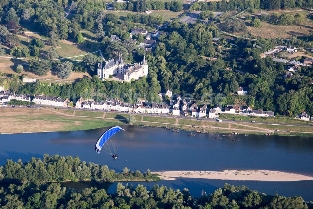 Chaumont-sur-Loire von oben - Burganlage des Schloss Chaumont - Château de Chaumont in Chaumont-sur-Loire in Centre-Val de Loire, Frankreich