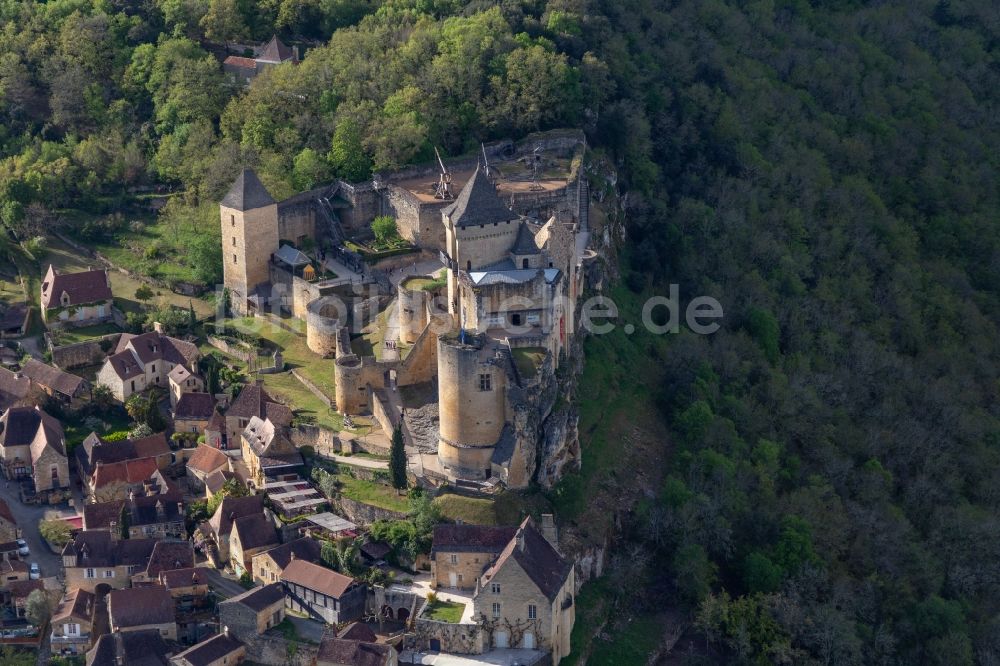 Castelnaud-la-Chapelle von oben - Burganlage des Schloss Château de Castelnaud-la-Chapelle in Castelnaud-la-Chapelle in Nouvelle-Aquitaine, Frankreich