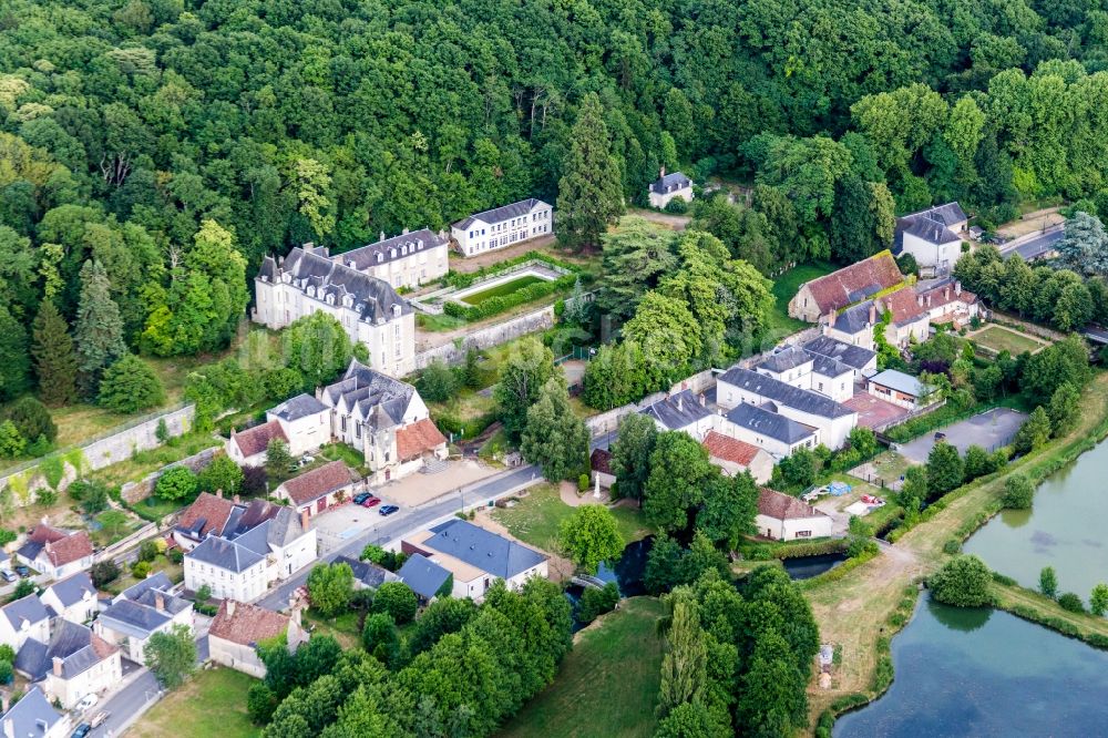 Saint-Ouen-les-Vignes aus der Vogelperspektive: Burganlage des Schloss Château de Saint Ouen les Vignes in Saint-Ouen-les-Vignes in Centre-Val de Loire, Frankreich