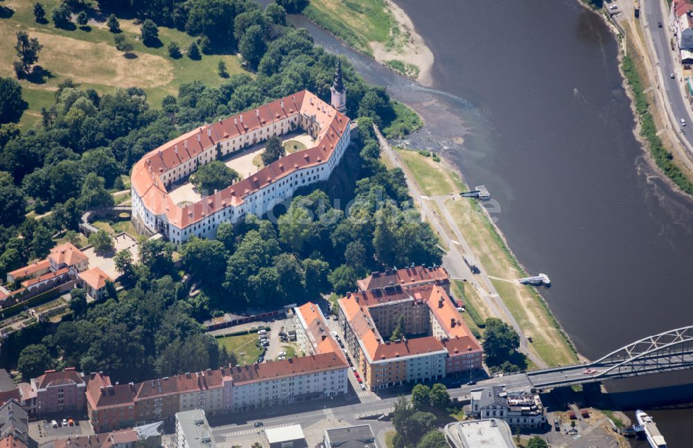 Luftaufnahme Decin - Burganlage des Schloss in Decin in Ustecky kraj - Aussiger Region, Tschechien