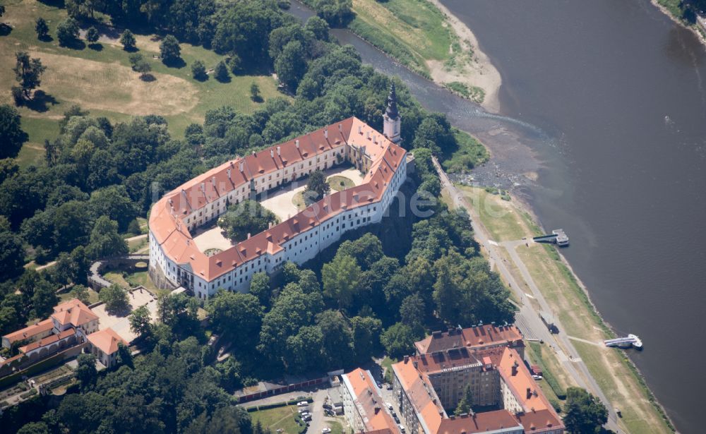 Decin von oben - Burganlage des Schloss in Decin in Ustecky kraj - Aussiger Region, Tschechien