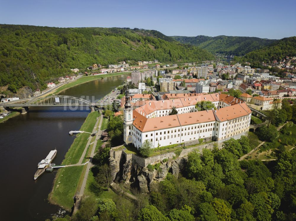 Luftaufnahme Decin - Burganlage des Schloss in Decin in Ustecky kraj - Aussiger Region, Tschechien