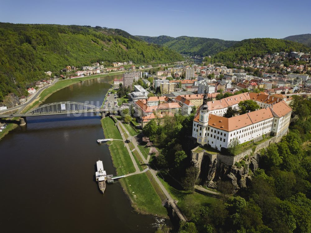 Decin von oben - Burganlage des Schloss in Decin in Ustecky kraj - Aussiger Region, Tschechien