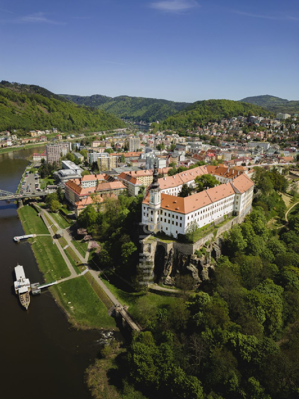 Decin aus der Vogelperspektive: Burganlage des Schloss in Decin in Ustecky kraj - Aussiger Region, Tschechien