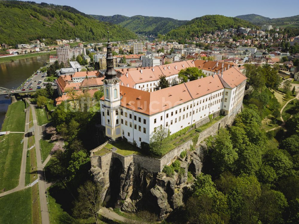 Luftaufnahme Decin - Burganlage des Schloss in Decin in Ustecky kraj - Aussiger Region, Tschechien