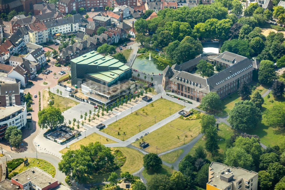 Dinslaken aus der Vogelperspektive: Burganlage des Schloss Dinslaken am Platz D'Agen in Dinslaken im Bundesland Nordrhein-Westfalen - NRW, Deutschland