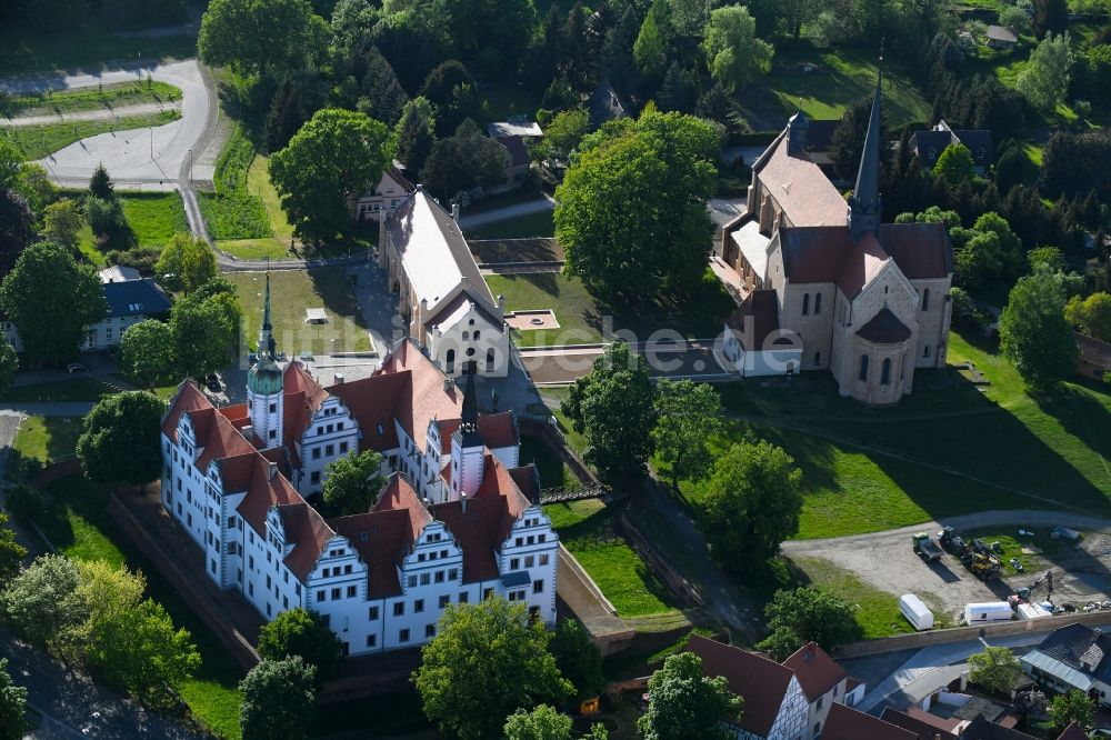 Luftaufnahme Doberlug-Kirchhain - Burganlage des Schloss Doberlug in Doberlug-Kirchhain im Bundesland Brandenburg, Deutschland