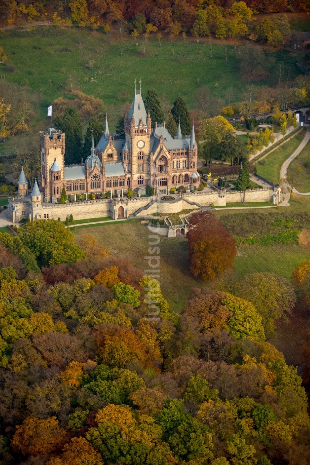 Königswinter aus der Vogelperspektive: Burganlage des Schloss Drachenburg in Königswinter im Bundesland Nordrhein-Westfalen