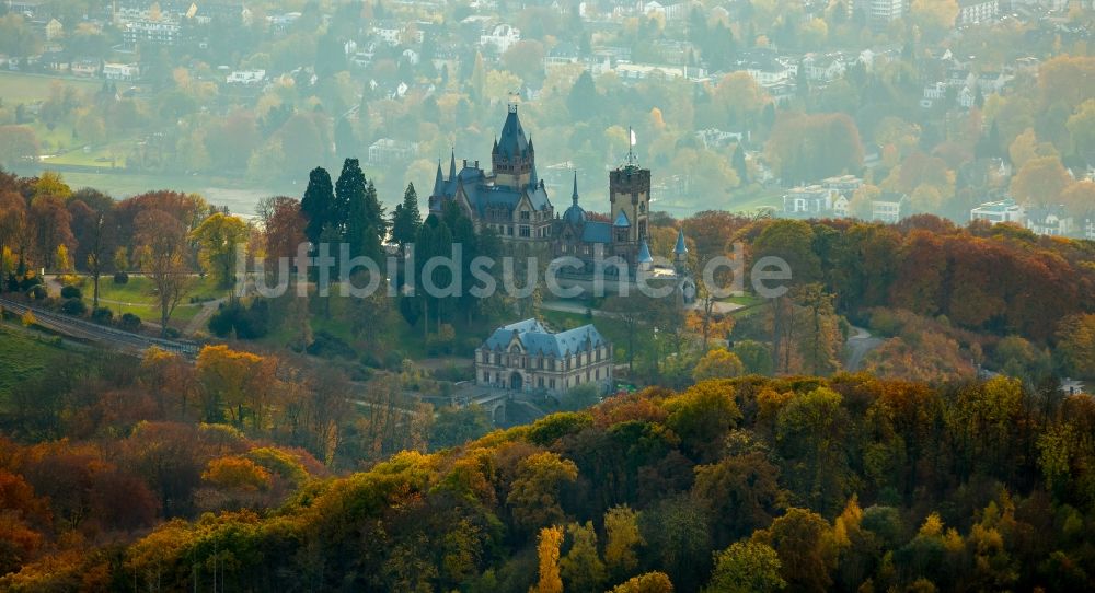 Königswinter aus der Vogelperspektive: Burganlage des Schloss Drachenburg in Königswinter im Bundesland Nordrhein-Westfalen