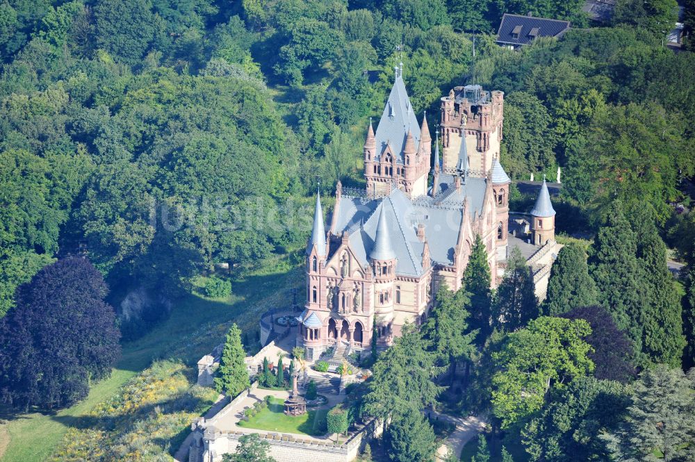 Königswinter aus der Vogelperspektive: Burganlage Schloss Drachenburg in Königswinter im Bundesland Nordrhein-Westfalen, Deutschland