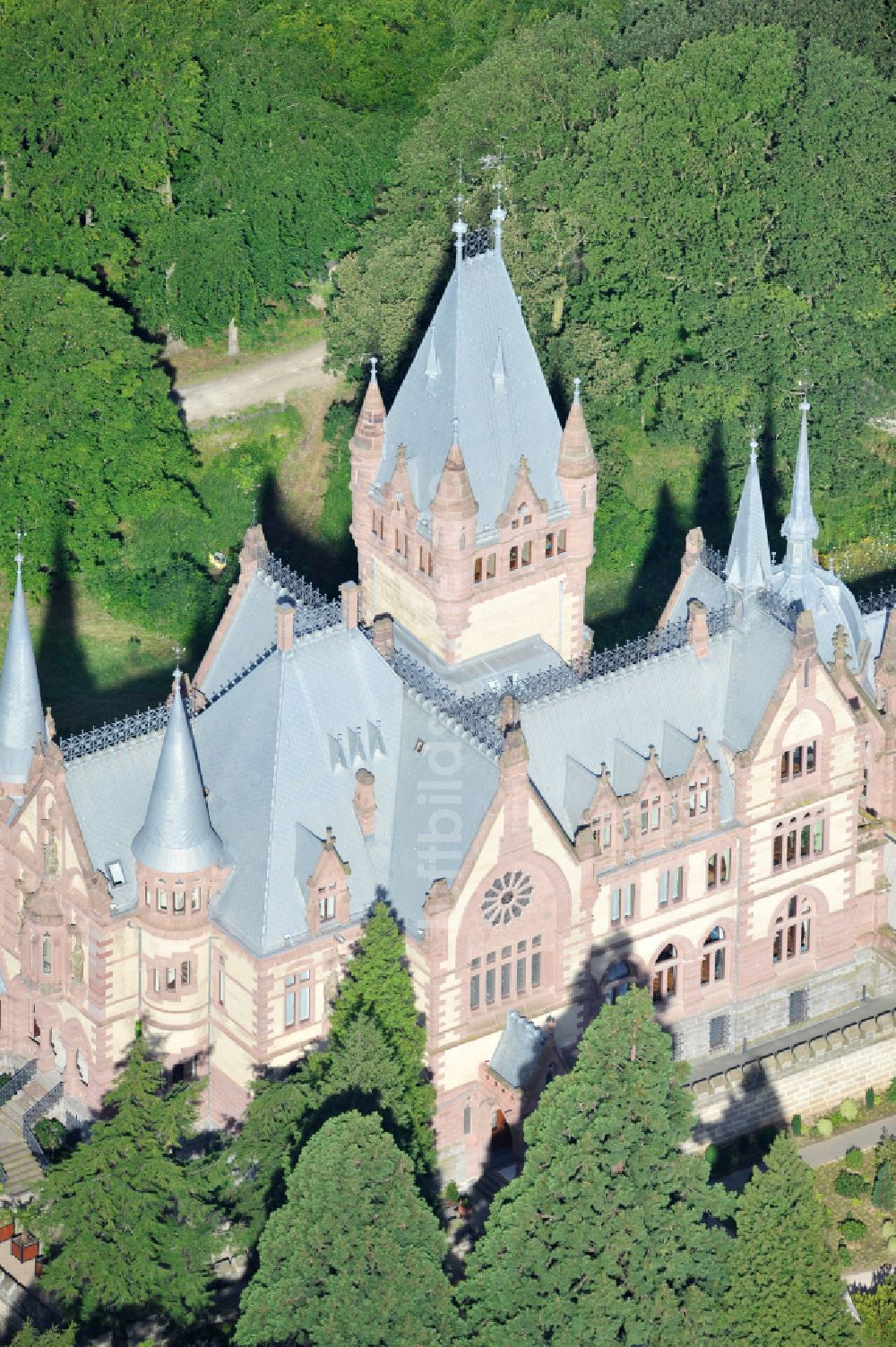 Luftaufnahme Königswinter - Burganlage Schloss Drachenburg in Königswinter im Bundesland Nordrhein-Westfalen, Deutschland