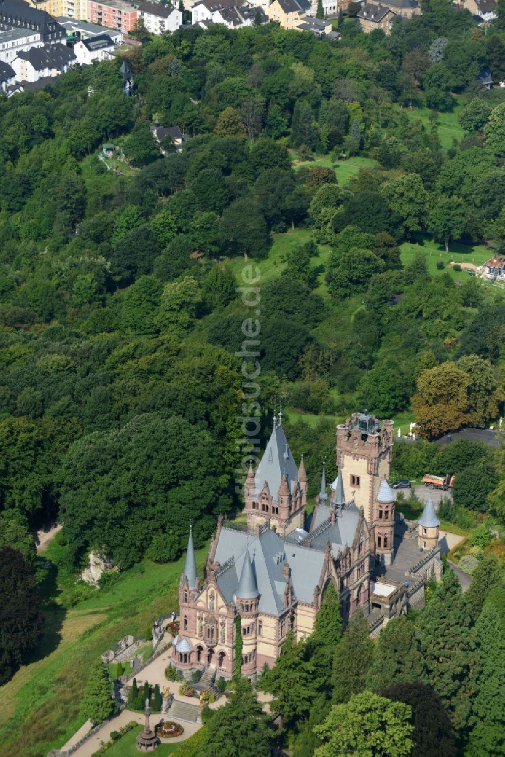 Königswinter von oben - Burganlage des Schloss Drachenburg in Königswinter im Bundesland Nordrhein-Westfalen, Deutschland