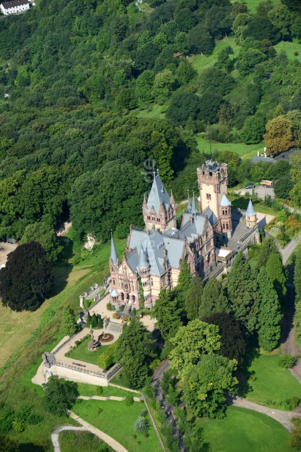 Luftbild Königswinter - Burganlage des Schloss Drachenburg in Königswinter im Bundesland Nordrhein-Westfalen, Deutschland