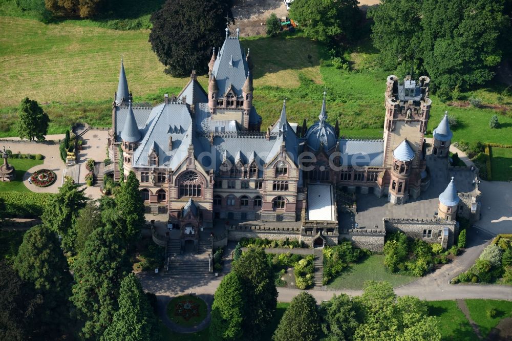 Königswinter von oben - Burganlage des Schloss Drachenburg in Königswinter im Bundesland Nordrhein-Westfalen, Deutschland