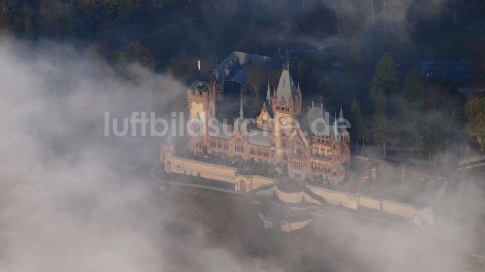 Königswinter von oben - Burganlage Schloss Drachenburg in Königswinter im Bundesland Nordrhein-Westfalen, Deutschland