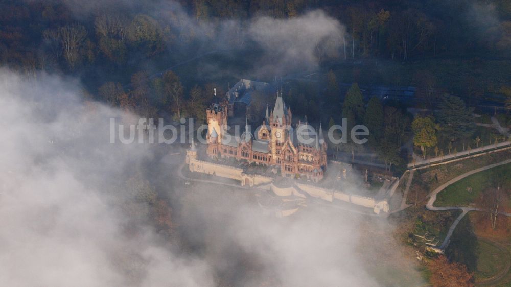 Königswinter aus der Vogelperspektive: Burganlage Schloss Drachenburg in Königswinter im Bundesland Nordrhein-Westfalen, Deutschland