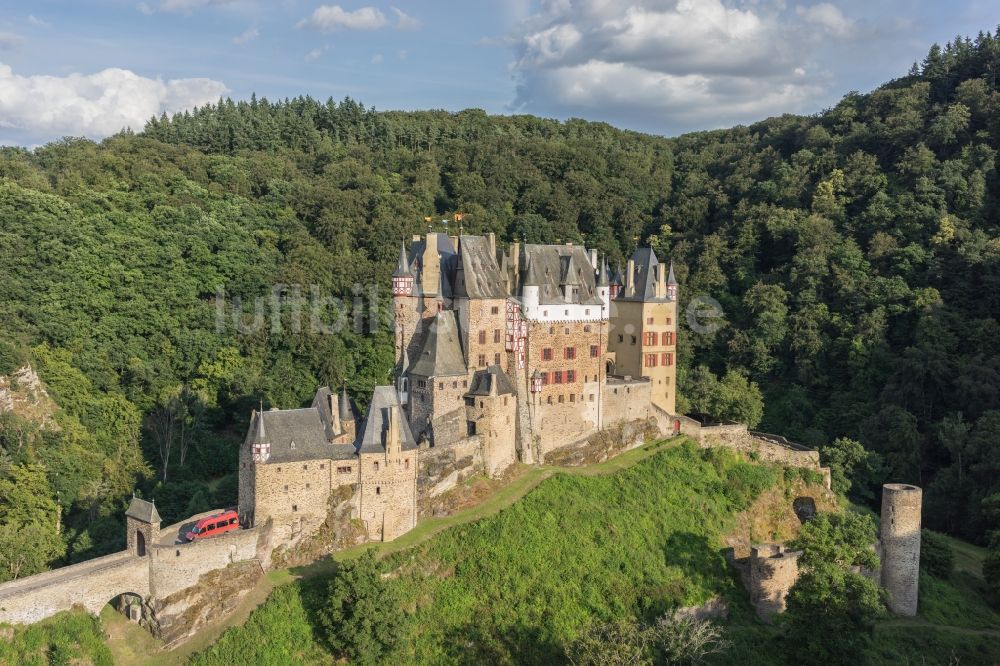 Luftaufnahme Wierschem - Burganlage des Schloss Eltz in Wierschem im Bundesland Rheinland-Pfalz