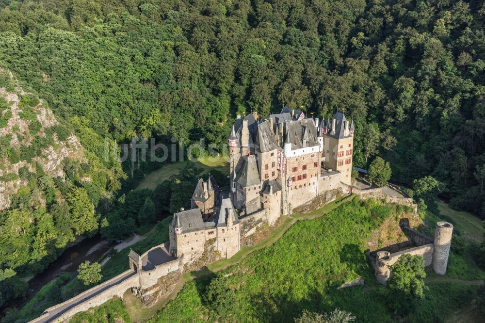 Wierschem von oben - Burganlage des Schloss Eltz in Wierschem im Bundesland Rheinland-Pfalz