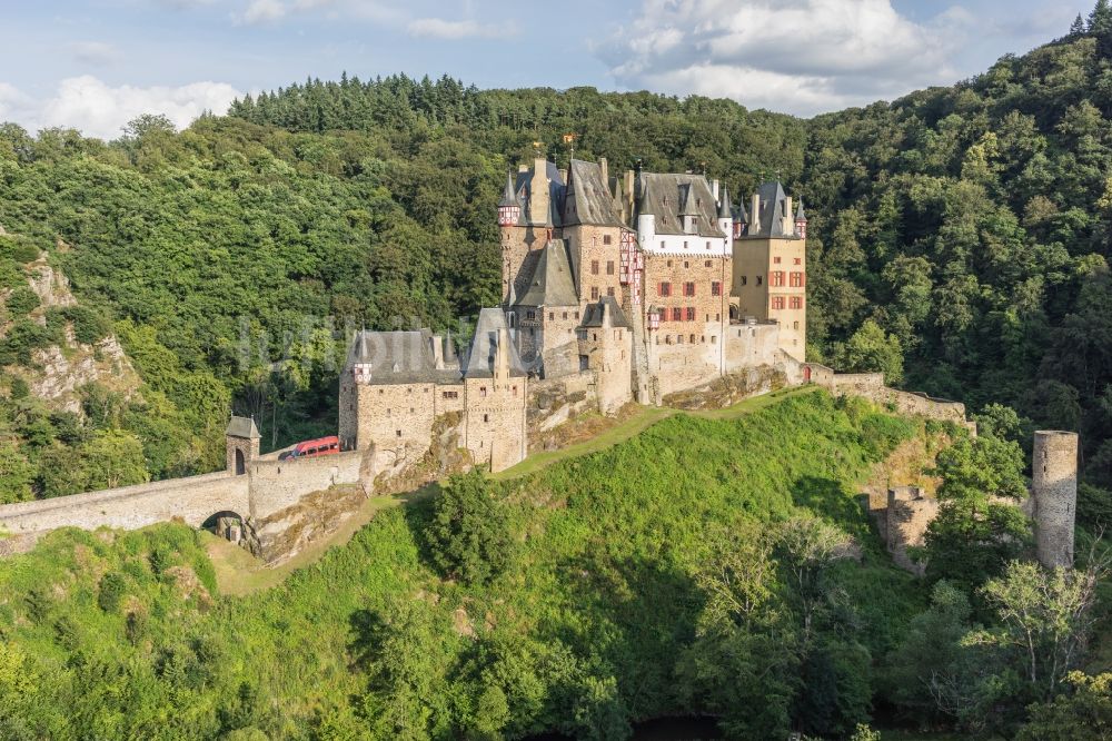 Wierschem aus der Vogelperspektive: Burganlage des Schloss Eltz in Wierschem im Bundesland Rheinland-Pfalz