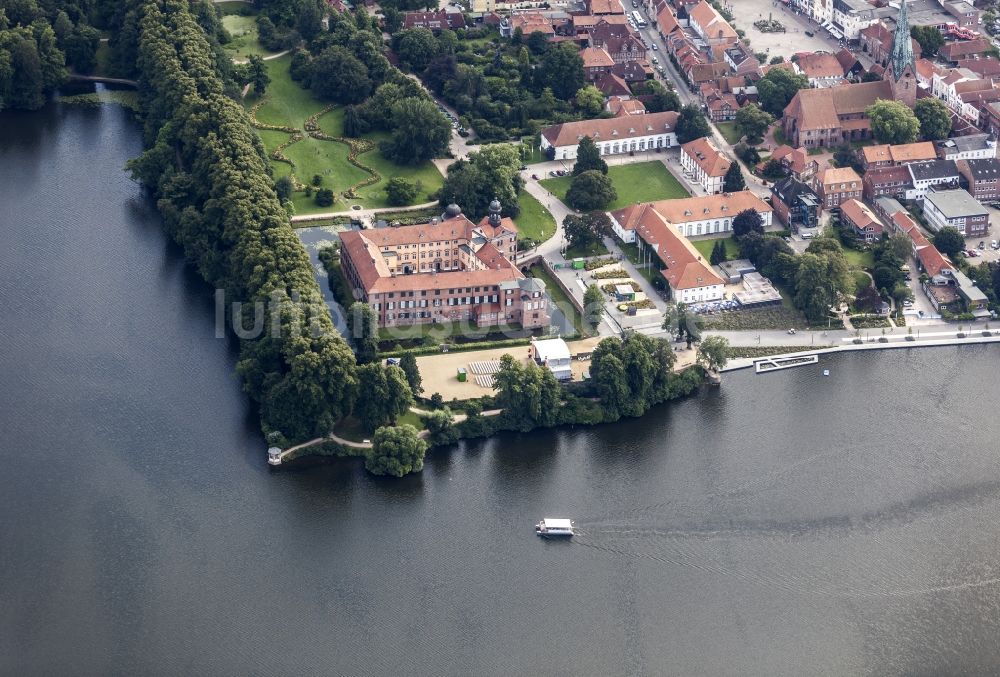 Eutin von oben - Burganlage des Schloss Eutin in Eutin im Bundesland Schleswig-Holstein