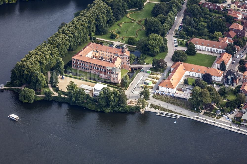 Eutin aus der Vogelperspektive: Burganlage des Schloss Eutin in Eutin im Bundesland Schleswig-Holstein