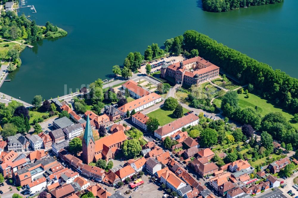 Luftaufnahme Eutin - Burganlage des Schloss Eutin in Eutin im Bundesland Schleswig-Holstein