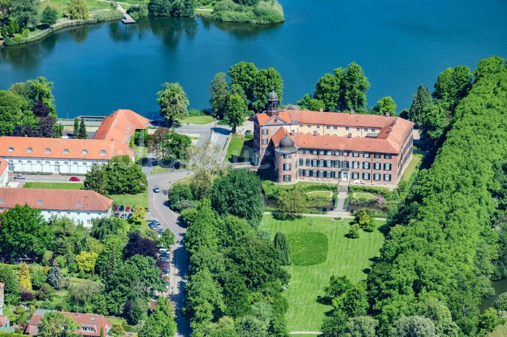 Eutin von oben - Burganlage des Schloss Eutin in Eutin im Bundesland Schleswig-Holstein