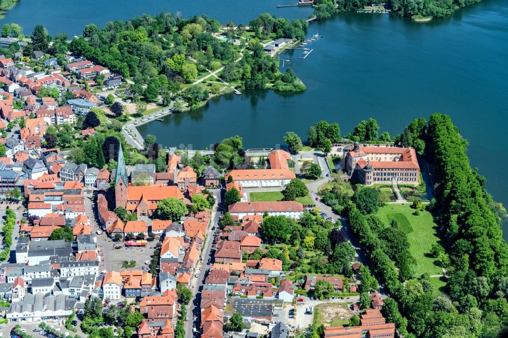 Eutin von oben - Burganlage des Schloss Eutin in Eutin im Bundesland Schleswig-Holstein