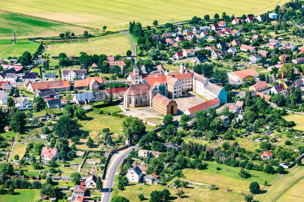 Prettin von oben - Burganlage des Schloss und der Gedenkstätte in Prettin im Bundesland Sachsen-Anhalt, Deutschland