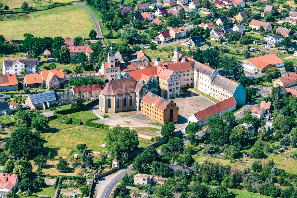 Prettin aus der Vogelperspektive: Burganlage des Schloss und der Gedenkstätte in Prettin im Bundesland Sachsen-Anhalt, Deutschland