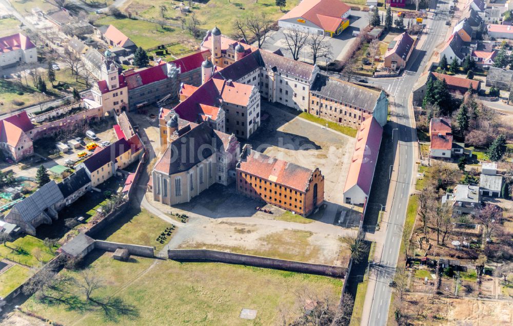 Prettin aus der Vogelperspektive: Burganlage des Schloss und der Gedenkstätte in Prettin im Bundesland Sachsen-Anhalt, Deutschland