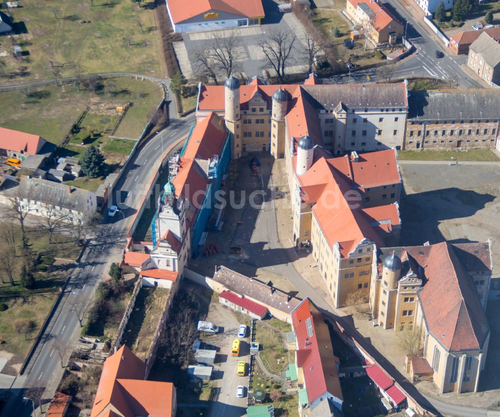 Prettin von oben - Burganlage des Schloss und der Gedenkstätte in Prettin im Bundesland Sachsen-Anhalt, Deutschland