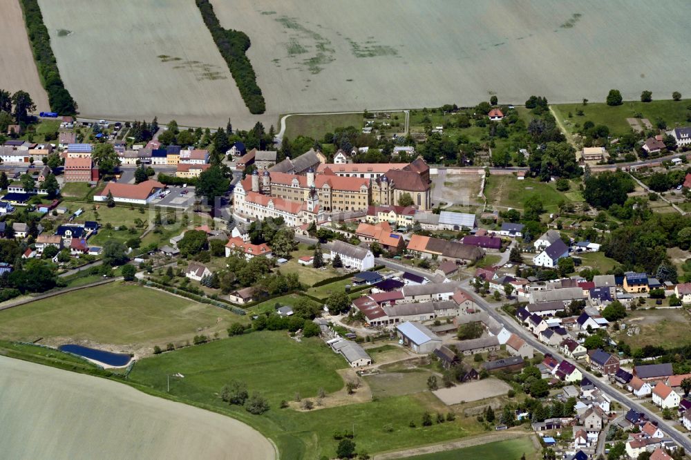 Prettin aus der Vogelperspektive: Burganlage des Schloss und der Gedenkstätte in Prettin im Bundesland Sachsen-Anhalt, Deutschland