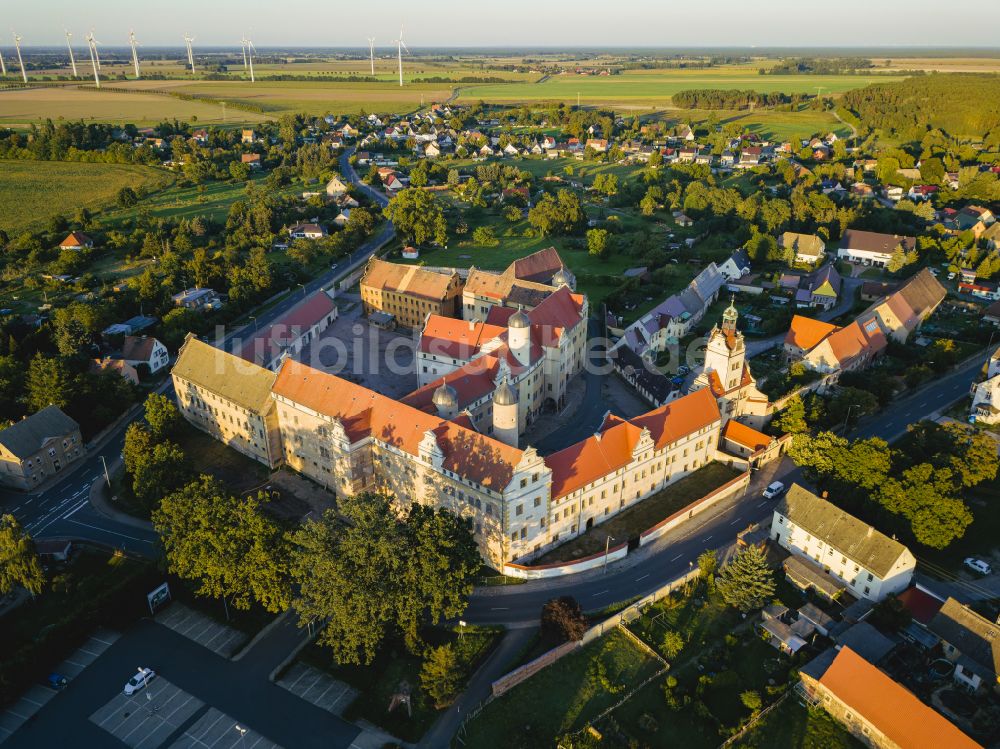 Prettin aus der Vogelperspektive: Burganlage des Schloss und der Gedenkstätte in Prettin im Bundesland Sachsen-Anhalt, Deutschland