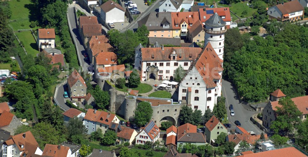 Rimpar aus der Vogelperspektive: Burganlage des Schloss Grumbach in Rimpar im Bundesland Bayern, Deutschland