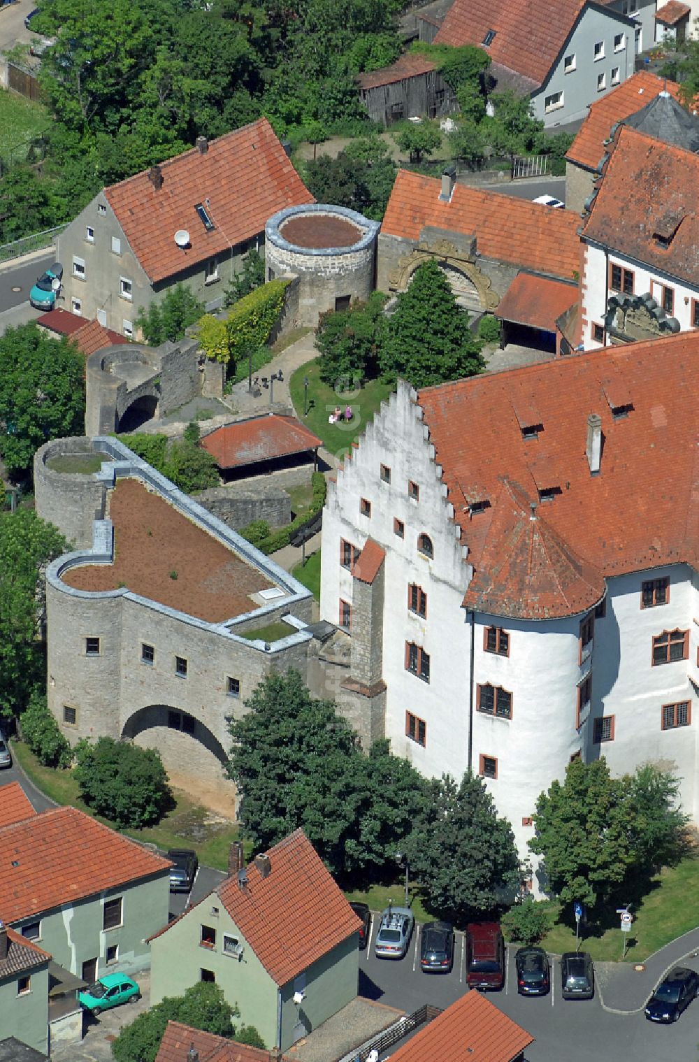 Luftaufnahme Rimpar - Burganlage des Schloss Grumbach in Rimpar im Bundesland Bayern, Deutschland