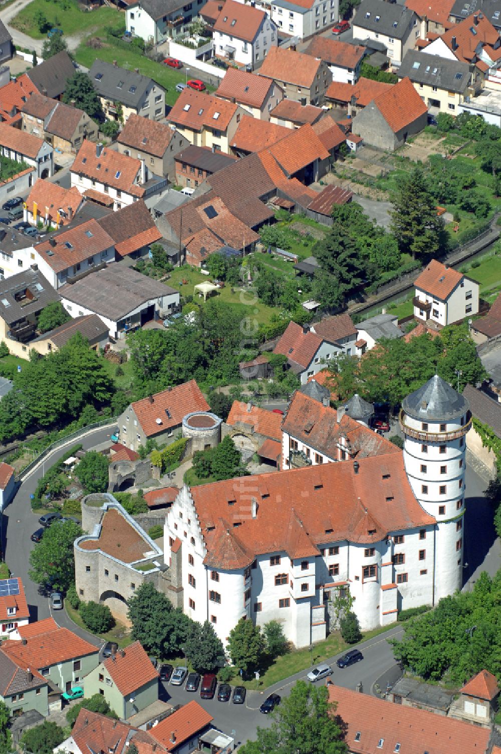 Rimpar von oben - Burganlage des Schloss Grumbach in Rimpar im Bundesland Bayern, Deutschland