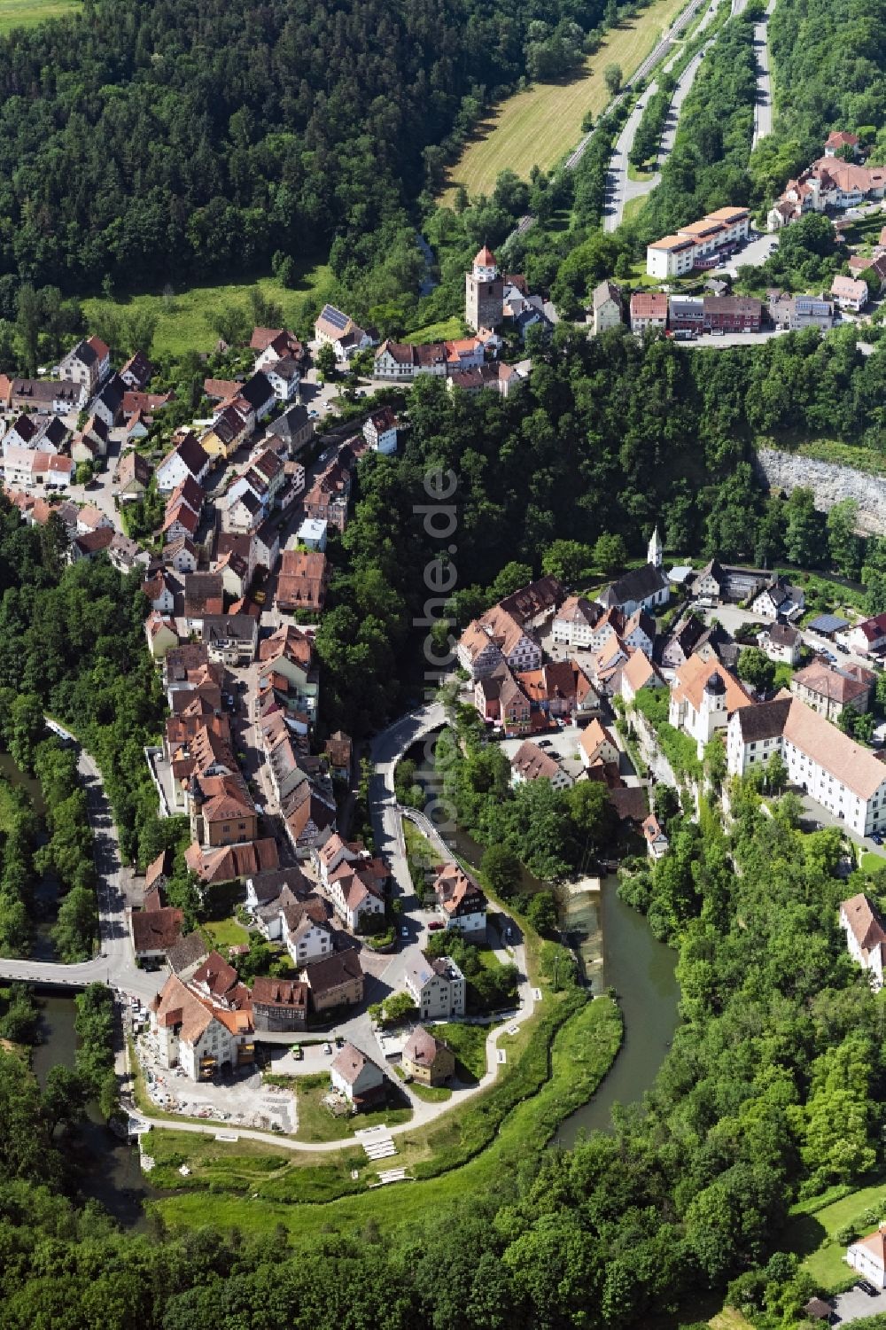 Haigerloch aus der Vogelperspektive: Burganlage des Schloss Haigerloch über der Eyach in Haigerloch im Bundesland Baden-Württemberg, Deutschland