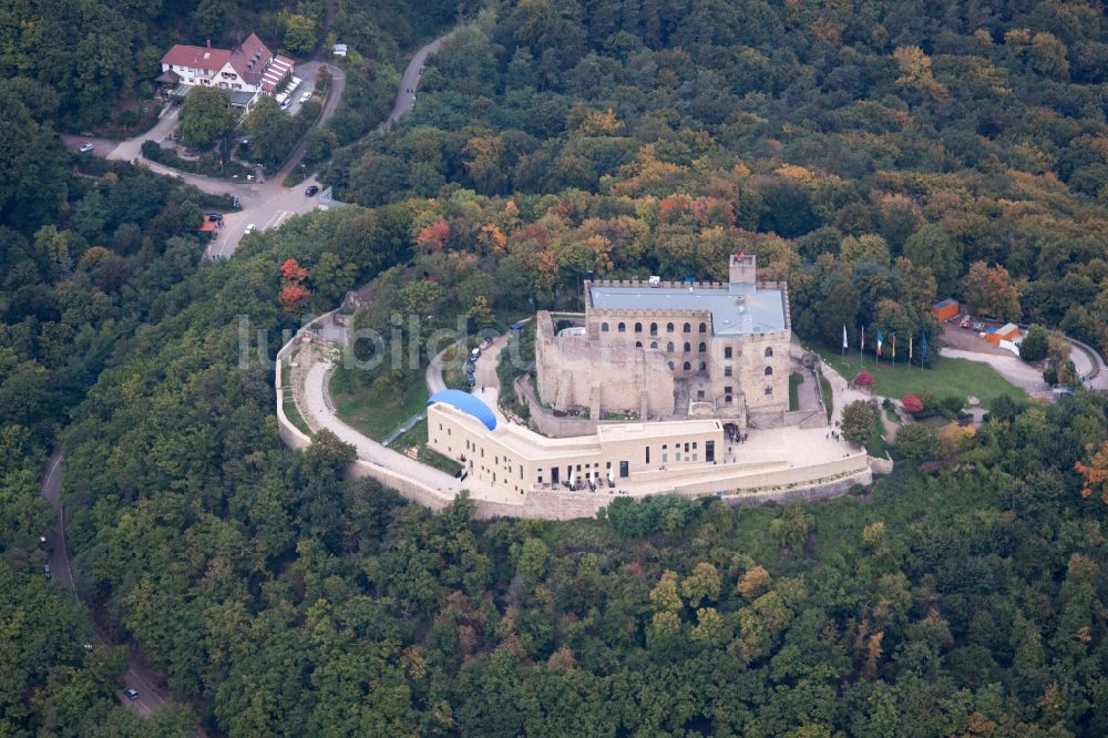 Luftaufnahme Neustadt an der Weinstraße - Burganlage des Schloss Hambacher Schloss in Neustadt an der Weinstraße im Bundesland Rheinland-Pfalz, Deutschland