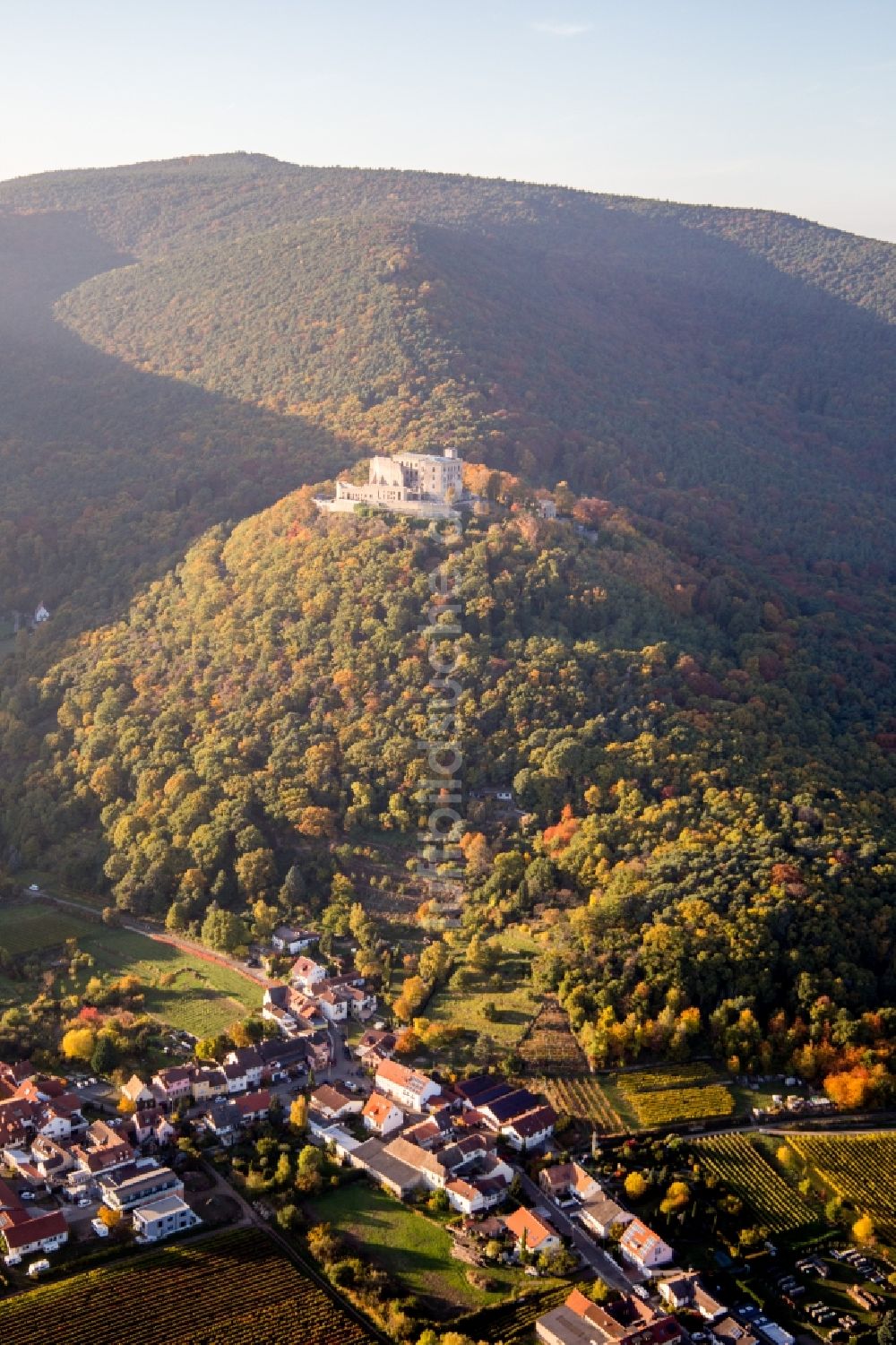 Luftaufnahme Neustadt an der Weinstraße - Burganlage des Schloss Hambacher Schloss im Ortsteil Hambach in Neustadt an der Weinstraße im Bundesland Rheinland-Pfalz