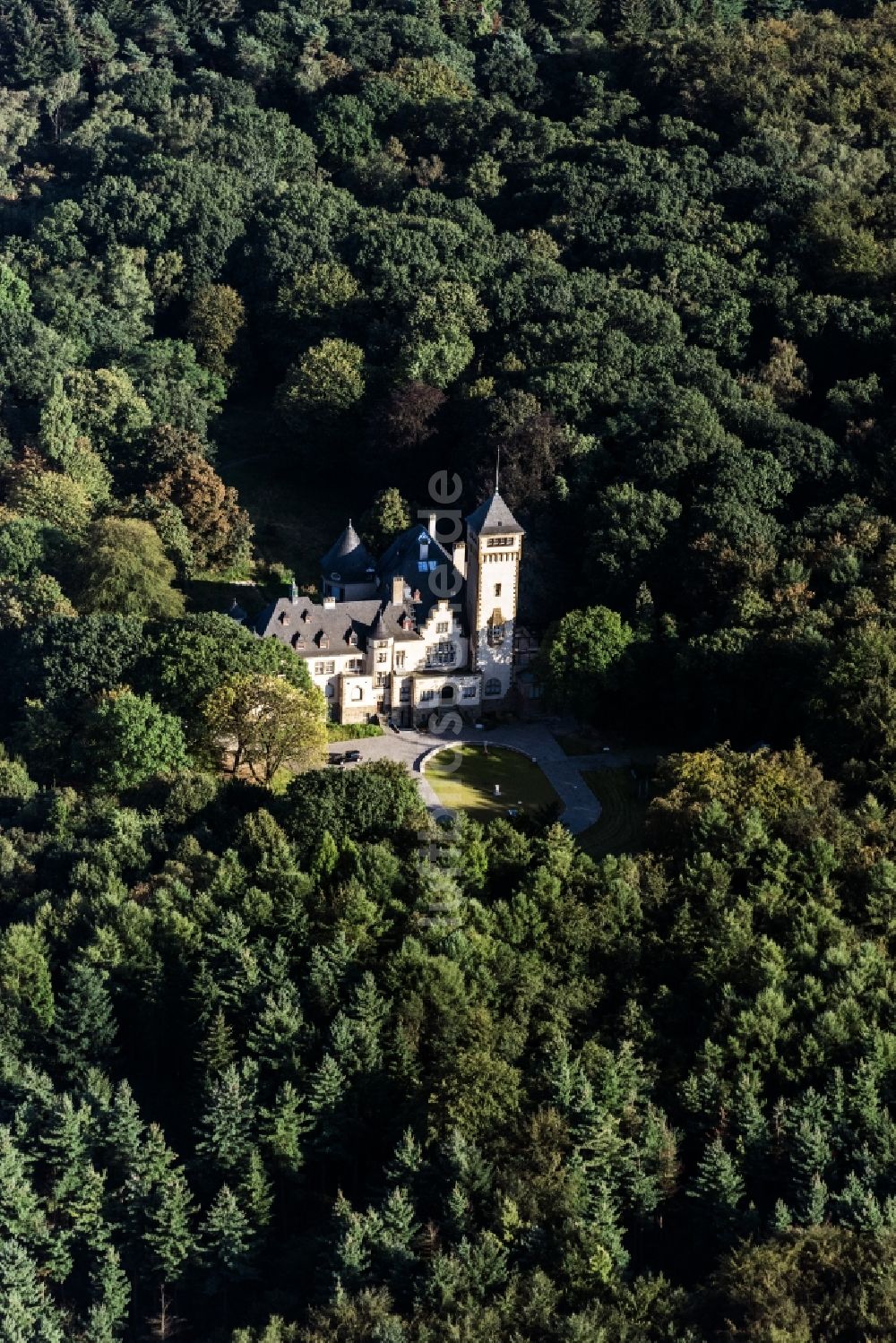 Duisburg von oben - Burganlage des Schloss Haus Hartenfels in Duisburg im Bundesland Nordrhein-Westfalen