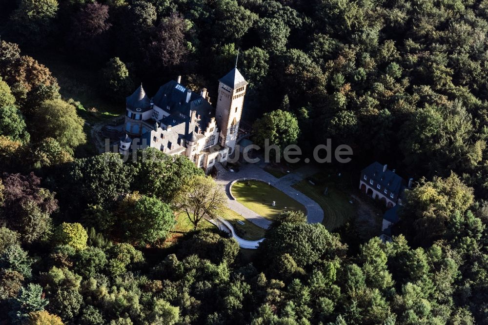 Duisburg aus der Vogelperspektive: Burganlage des Schloss Haus Hartenfels in Duisburg im Bundesland Nordrhein-Westfalen