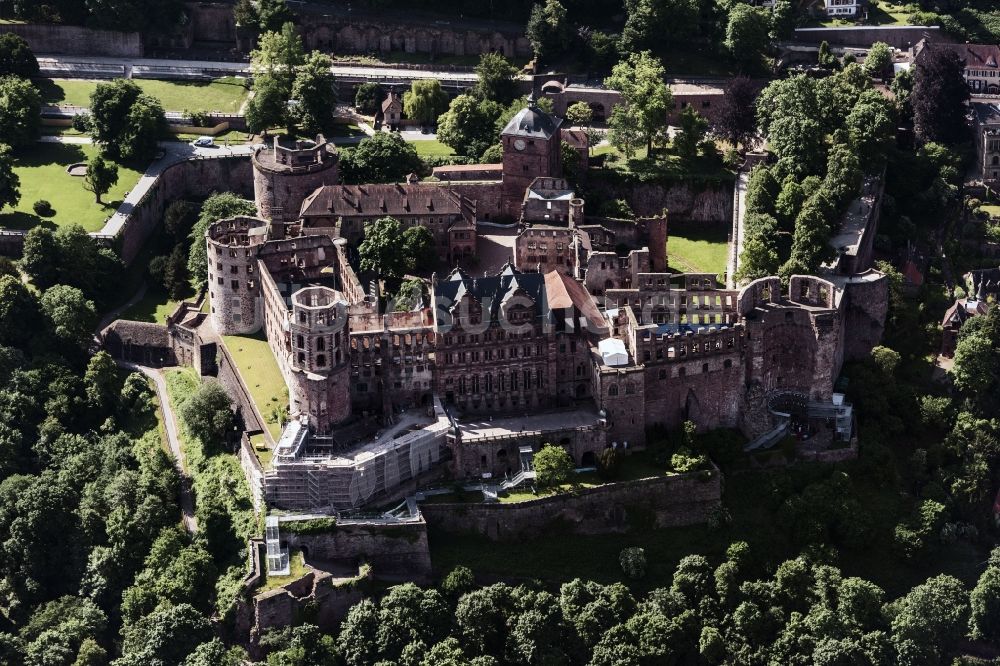 Heidelberg von oben - Burganlage des Schloss Heidelberg in Heidelberg im Bundesland Baden-Württemberg, Deutschland