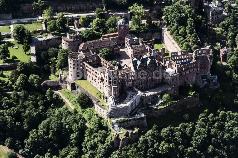 Heidelberg aus der Vogelperspektive: Burganlage des Schloss Heidelberg in Heidelberg im Bundesland Baden-Württemberg, Deutschland