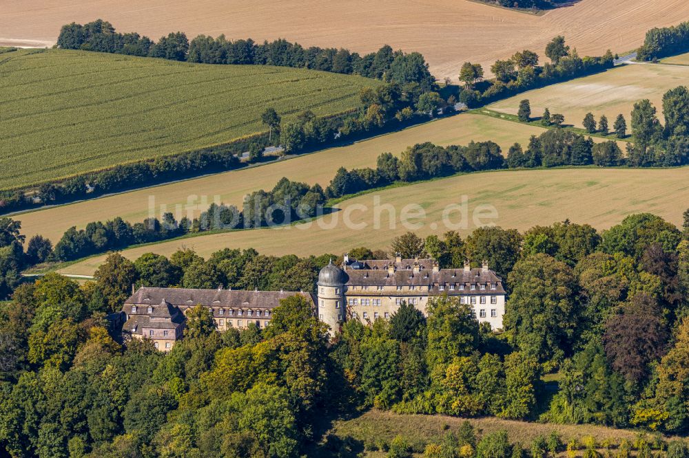 Hinnenburg aus der Vogelperspektive: Burganlage Schloss Hinnenburg in Hinnenburg im Bundesland Nordrhein-Westfalen, Deutschland