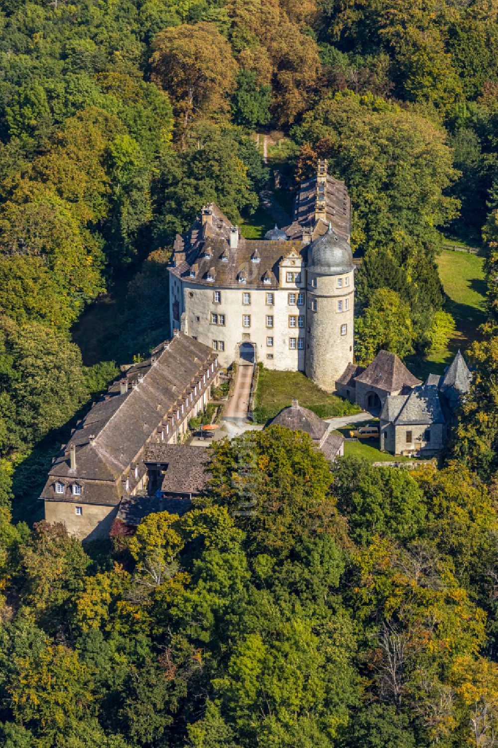 Hinnenburg aus der Vogelperspektive: Burganlage Schloss Hinnenburg in Hinnenburg im Bundesland Nordrhein-Westfalen, Deutschland