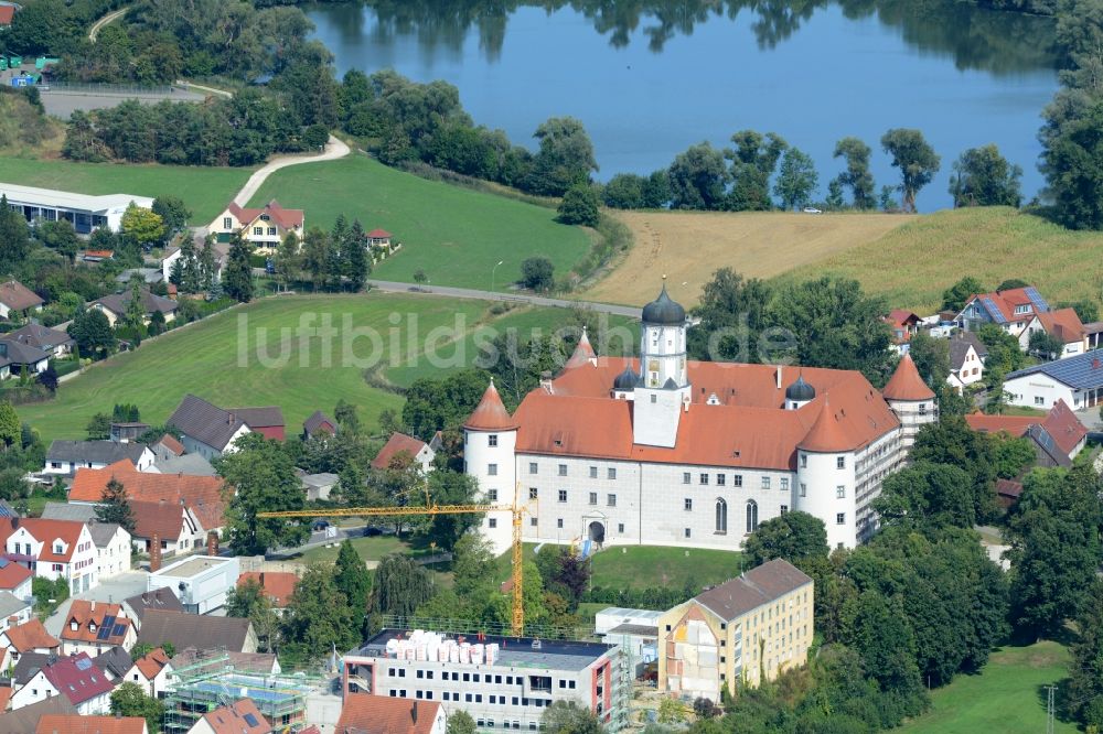 Höchstädt von oben - Burganlage des Schloss Hochstädt in Höchstädt im Bundesland Bayern