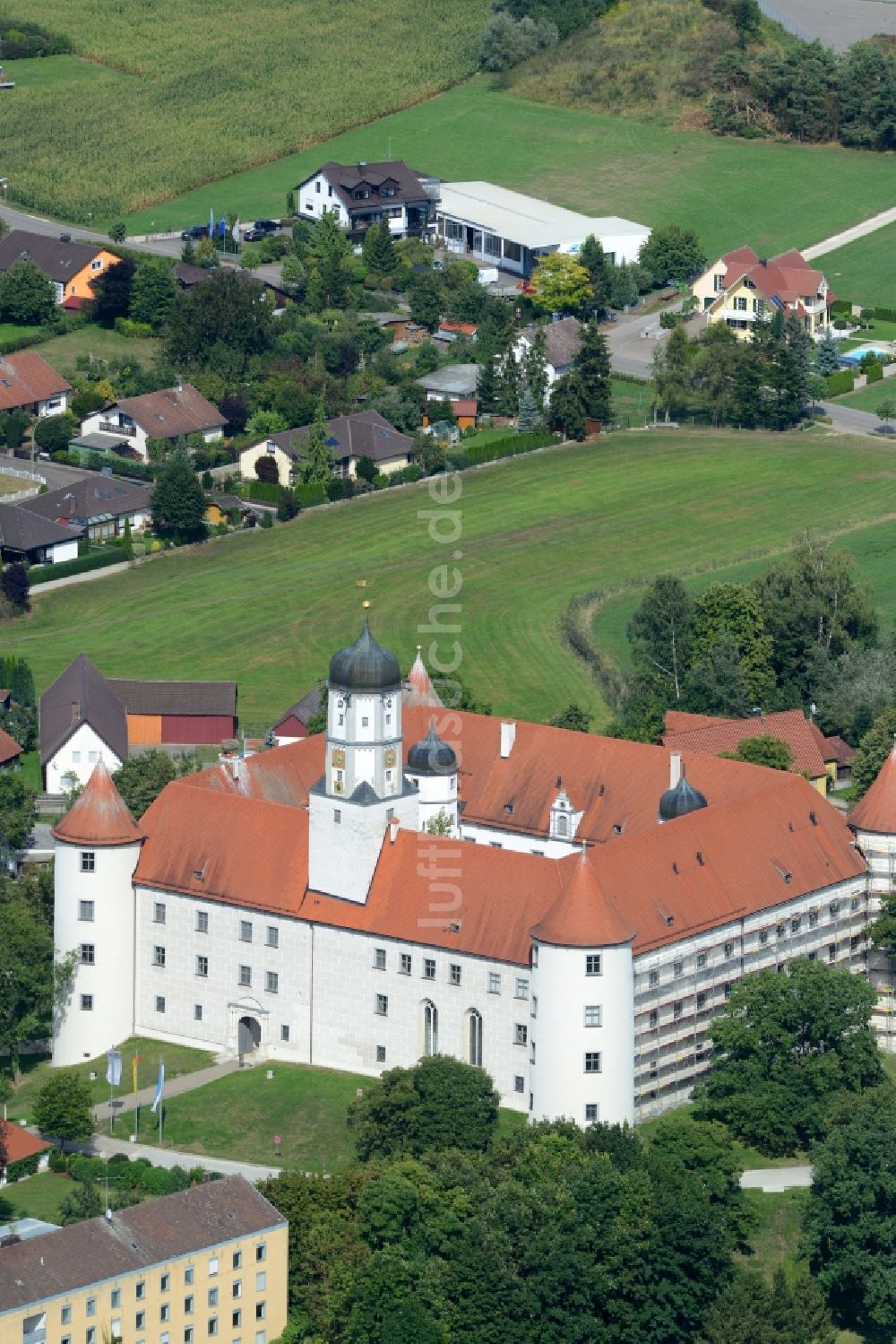 Höchstädt aus der Vogelperspektive: Burganlage des Schloss Hochstädt in Höchstädt im Bundesland Bayern